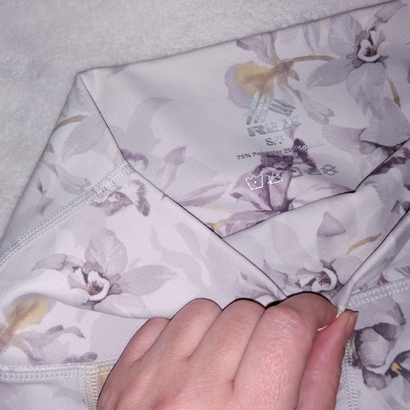 Reebok Purple and White Floral Ankle Leggings Bundle XS/S - Picture 4 of 9